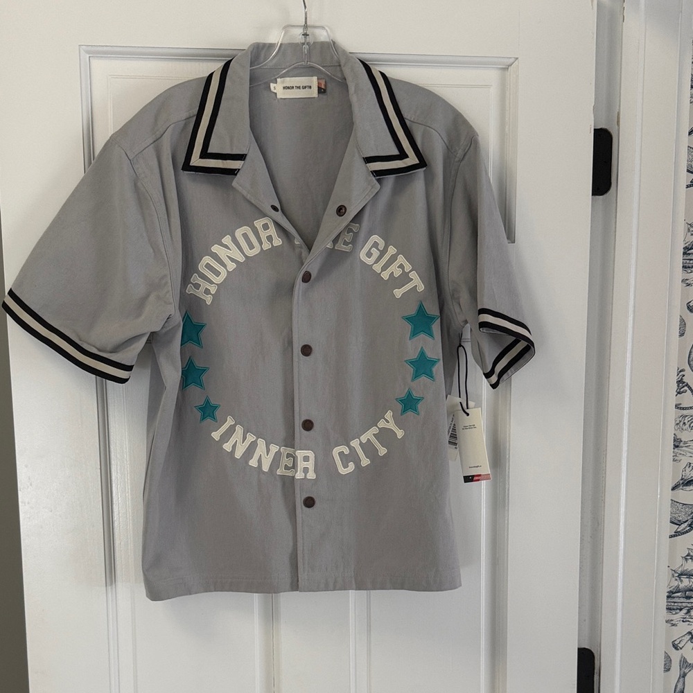 Honor The Gift Gray Short-Sleeve Button Shirt with Teal Stars